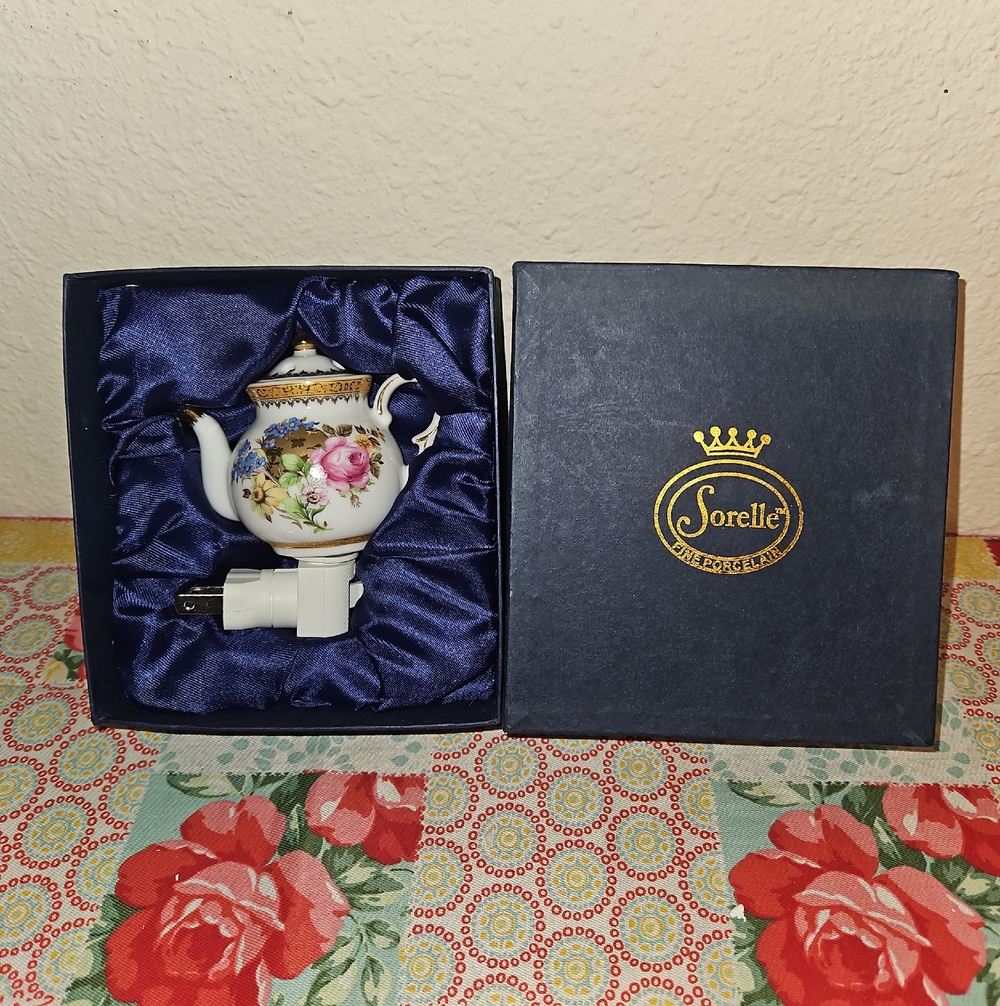 Sorelle Fine Porcelain Floral Medallion Victorian Teapot Night Light